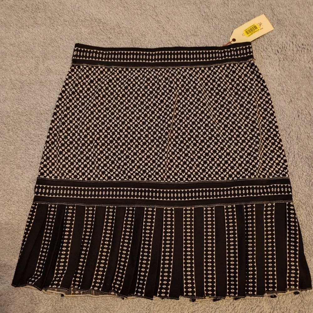 New with tags! Black & creme sz XS skirt